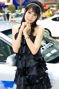 asian teen getting her mouth blown